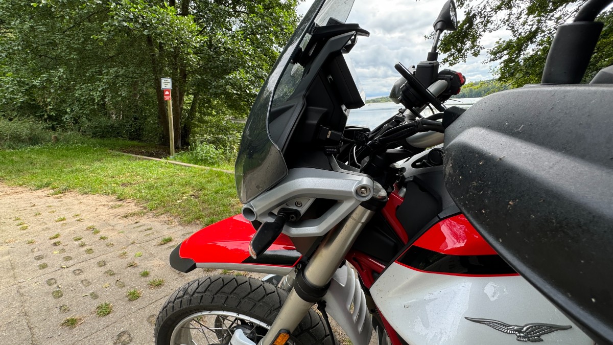 Moto Guzzi V85 TT 2024: lekko zmieniony, niezmiennie znakomity [test, opinia, recenzja, dane techniczne, cena]