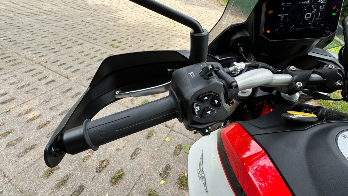 Moto Guzzi V85 TT 2024: lekko zmieniony, niezmiennie znakomity [test, opinia, recenzja, dane techniczne, cena]