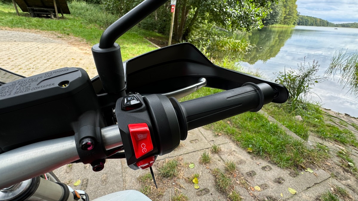 Moto Guzzi V85 TT 2024: lekko zmieniony, niezmiennie znakomity [test, opinia, recenzja, dane techniczne, cena]