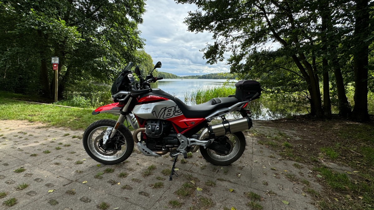 Moto Guzzi V85 TT 2024: lekko zmieniony, niezmiennie znakomity [test, opinia, recenzja, dane techniczne, cena]