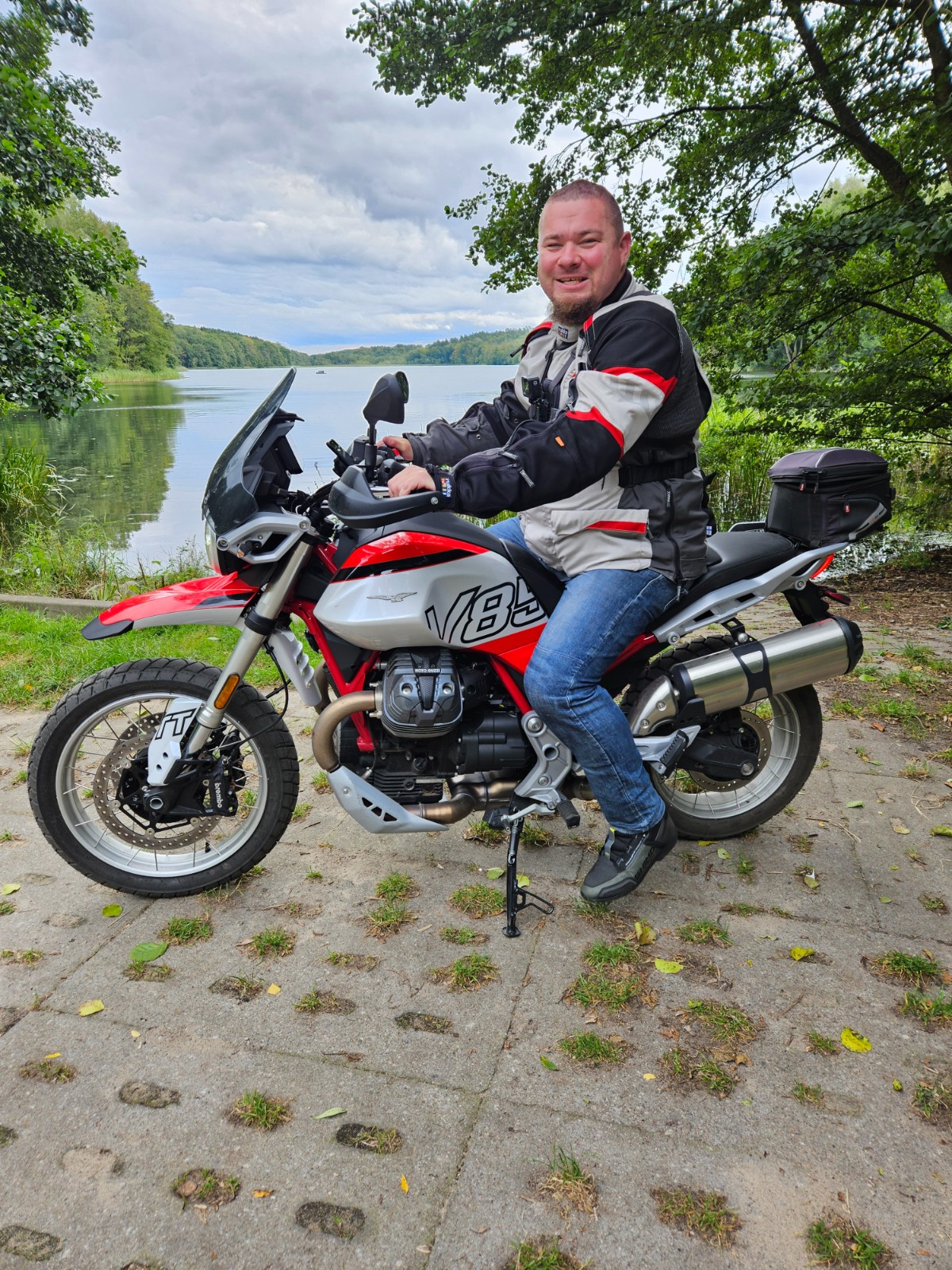 Moto Guzzi V85 TT 2024: lekko zmieniony, niezmiennie znakomity [test, opinia, recenzja, dane techniczne, cena]