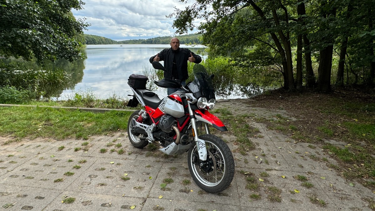 Moto Guzzi V85 TT 2024: lekko zmieniony, niezmiennie znakomity [test, opinia, recenzja, dane techniczne, cena]