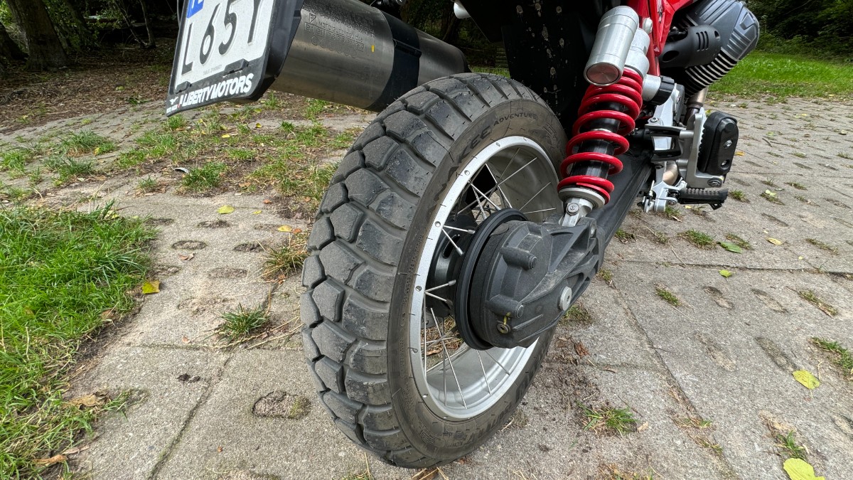 Moto Guzzi V85 TT 2024: lekko zmieniony, niezmiennie znakomity [test, opinia, recenzja, dane techniczne, cena]