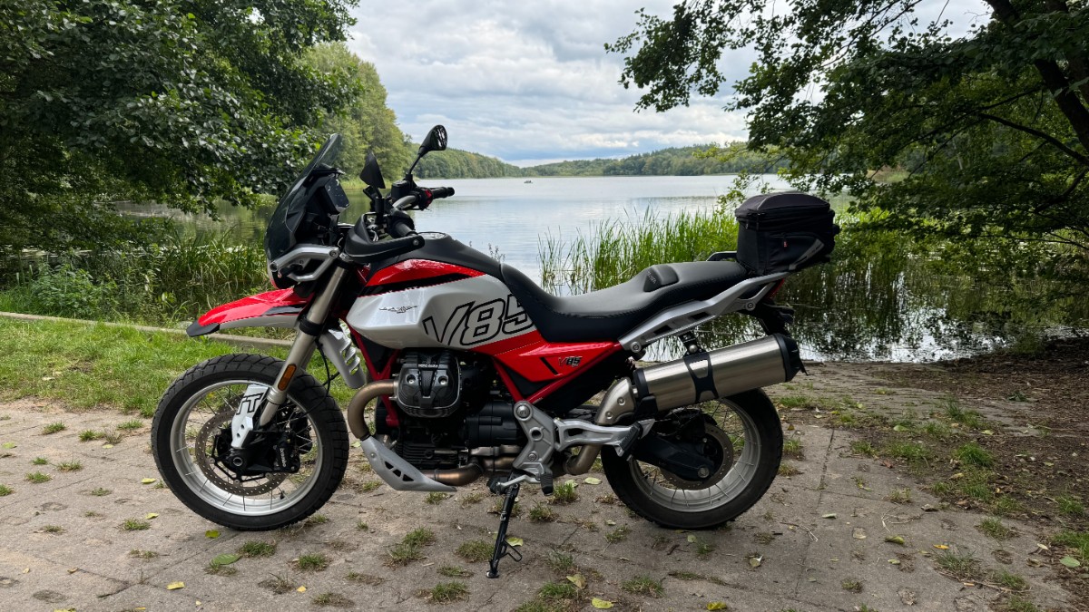 Moto Guzzi V85 TT 2024: lekko zmieniony, niezmiennie znakomity [test, opinia, recenzja, dane techniczne, cena]