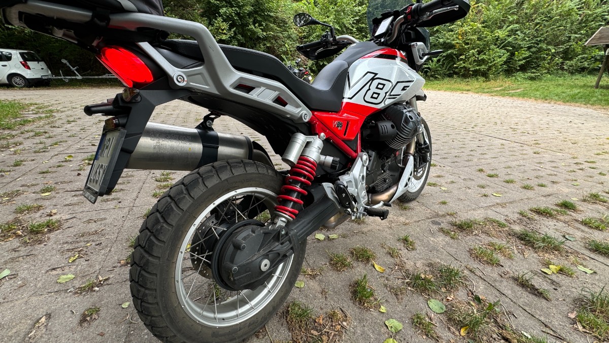 Moto Guzzi V85 TT 2024: lekko zmieniony, niezmiennie znakomity [test, opinia, recenzja, dane techniczne, cena]