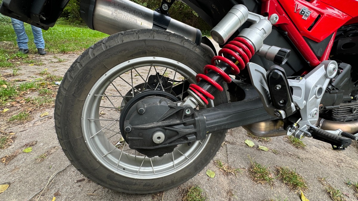 Moto Guzzi V85 TT 2024: lekko zmieniony, niezmiennie znakomity [test, opinia, recenzja, dane techniczne, cena]