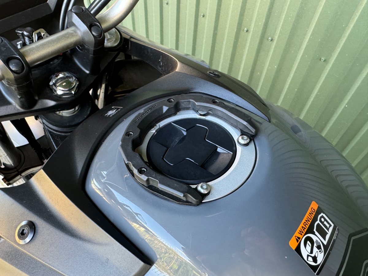 Motocyklowa torba na zbiornik SW-Motech Pro Daypack: idealny tankbag na co dzień i do turystyki [test, opinia, cena, pojemność, jakie mocowanie, tankring]