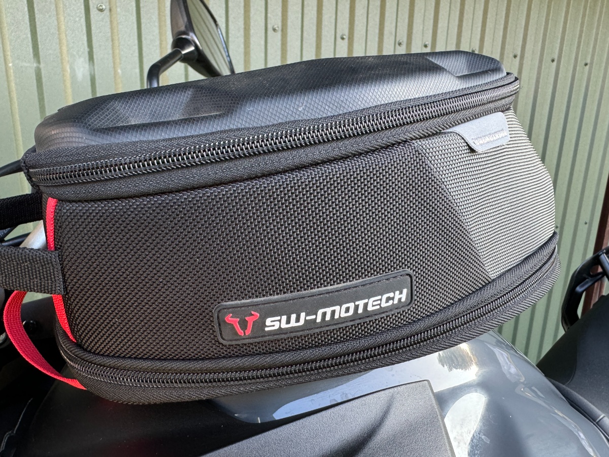 Motocyklowa torba na zbiornik SW-Motech Pro Daypack: idealny tankbag na co dzień i do turystyki [test, opinia, cena, pojemność, jakie mocowanie, tankring]