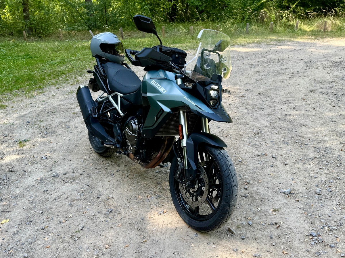 Suzuki V-Strom 800 &ndash; drogowy motocykl adventure. Godny następca modelu 650? [test w trasie, opinia, recenzja, dane techniczne, cena, 2024]