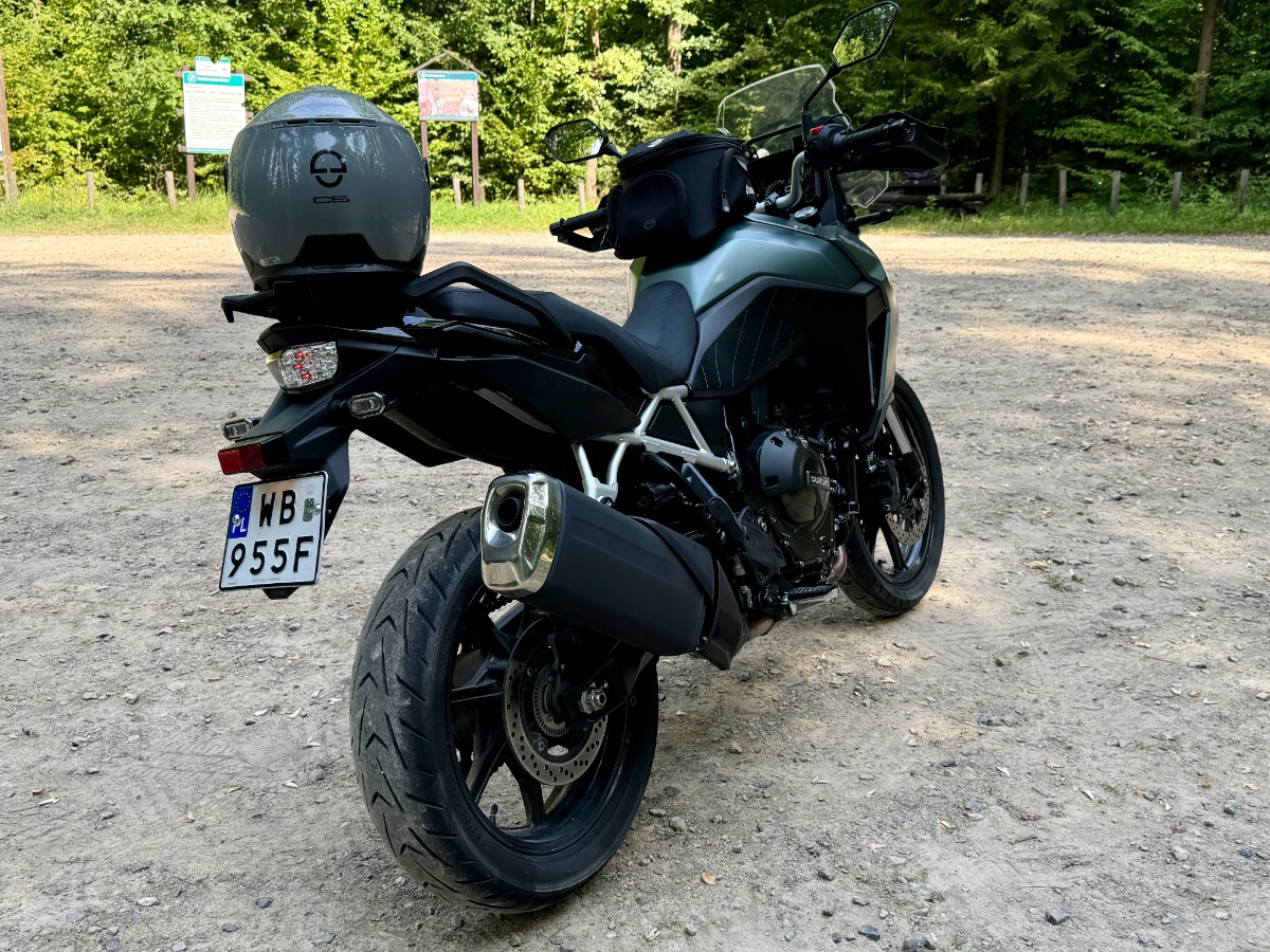 Suzuki V-Strom 800 &ndash; drogowy motocykl adventure. Godny następca modelu 650? [test w trasie, opinia, recenzja, dane techniczne, cena, 2024]