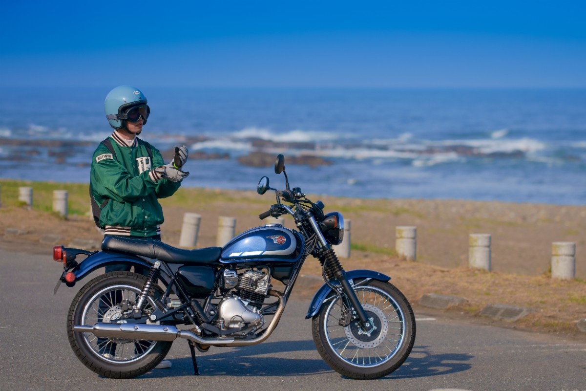 Retro na lekko. Nowe Kawasaki W230 i Meguro S1 w europejskiej ofercie na rok 2025 [dane techniczne]