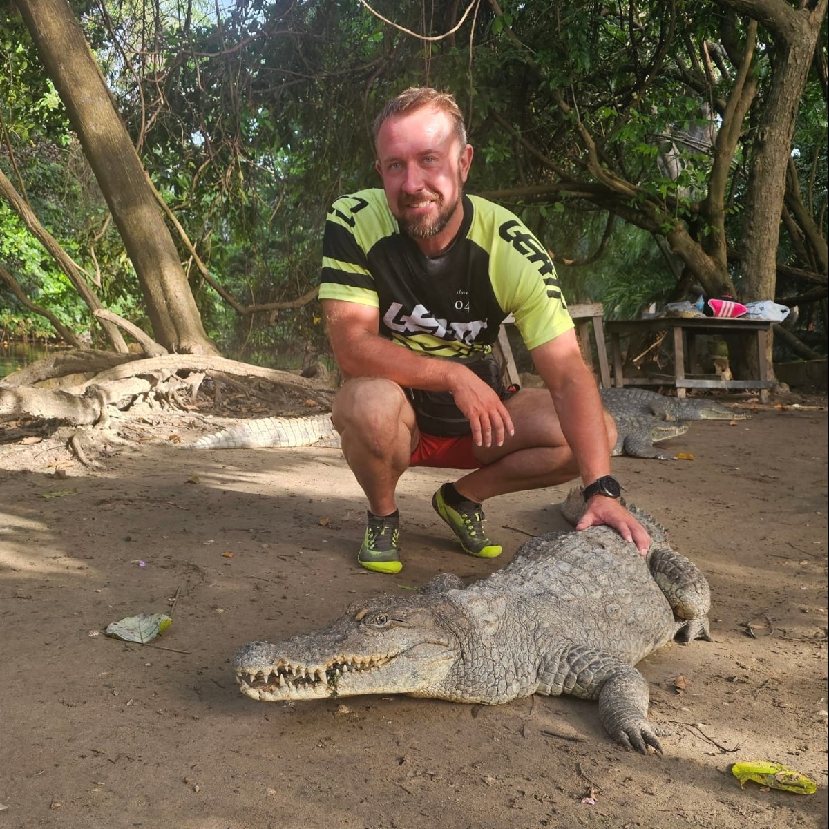 Ratownik TOPR jedzie motocyklem przez Afrykę. W tle szczytny cel &ndash; wsparcie małej Marysi