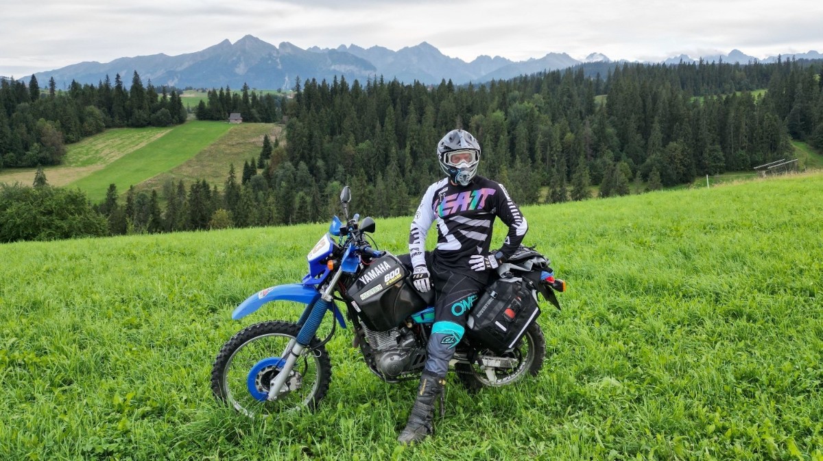 Ratownik TOPR jedzie motocyklem przez Afrykę. W tle szczytny cel &ndash; wsparcie małej Marysi