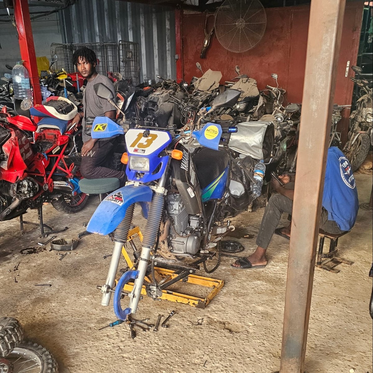 Ratownik TOPR jedzie motocyklem przez Afrykę. W tle szczytny cel &ndash; wsparcie małej Marysi