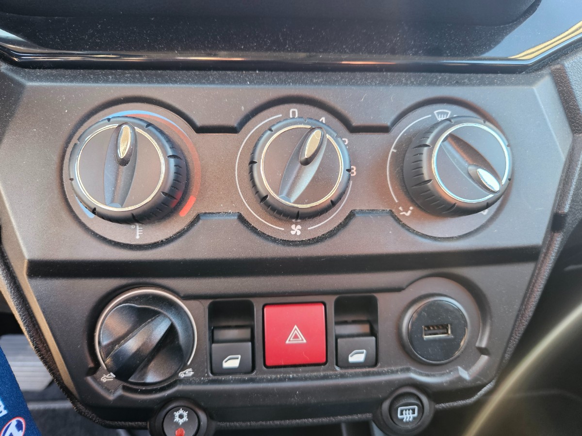 Jaki pojazd dla 14-latka? Skuter czy microcar? Przetestowaliśmy mikrosamoch&oacute;d Aixam Crossover Premium na prawo jazdy kat. AM [opis, dane techniczne, cena]