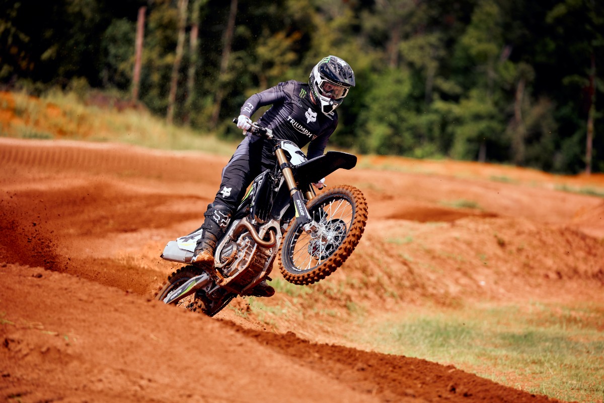 Triumph TF 450-RC: druga odsłona motocrossowej rewolucji u brytyjskiego producenta [opis, specyfikacja, silnik, masa, zawieszenie, dane techniczne]