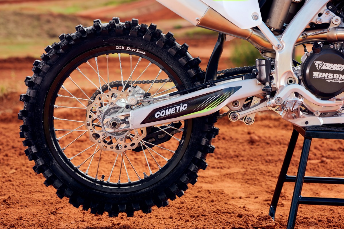 Triumph TF 450-RC: druga odsłona motocrossowej rewolucji u brytyjskiego producenta [opis, specyfikacja, silnik, masa, zawieszenie, dane techniczne]