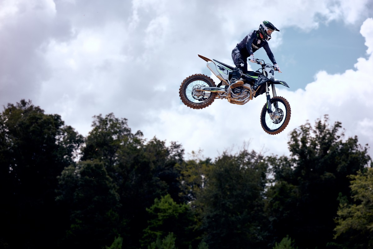 Triumph TF 450-RC: druga odsłona motocrossowej rewolucji u brytyjskiego producenta [opis, specyfikacja, silnik, masa, zawieszenie, dane techniczne]
