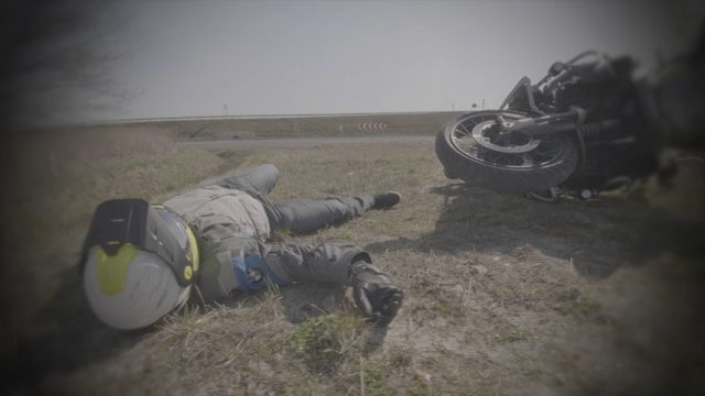 Pierwsza pomoc motocykliscie jak jej udzielic wypadek co robic jak sie zachowac