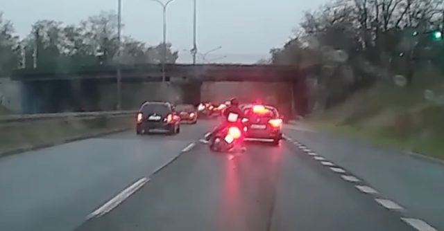 Wypadek motocyklisty Poznan hamowanie deszcz