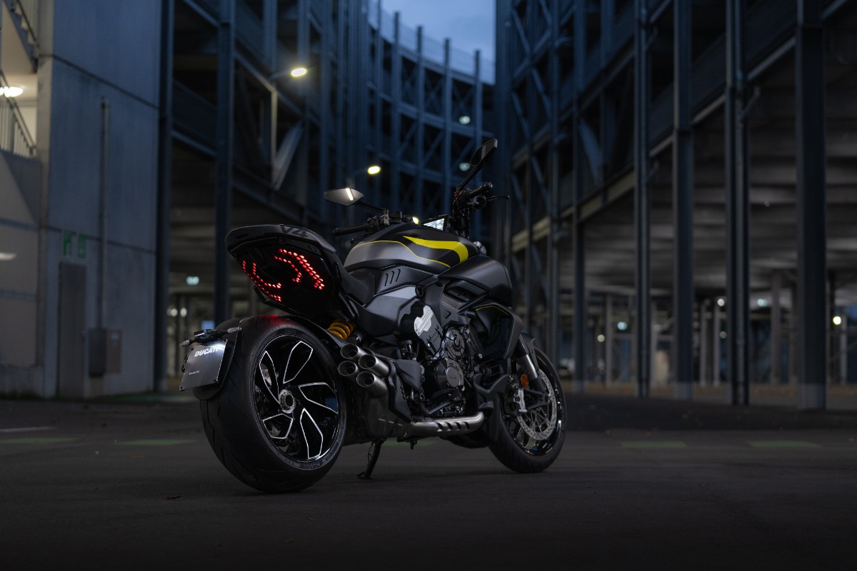 Ducati Diavel V4 Black Roadster Livery 2