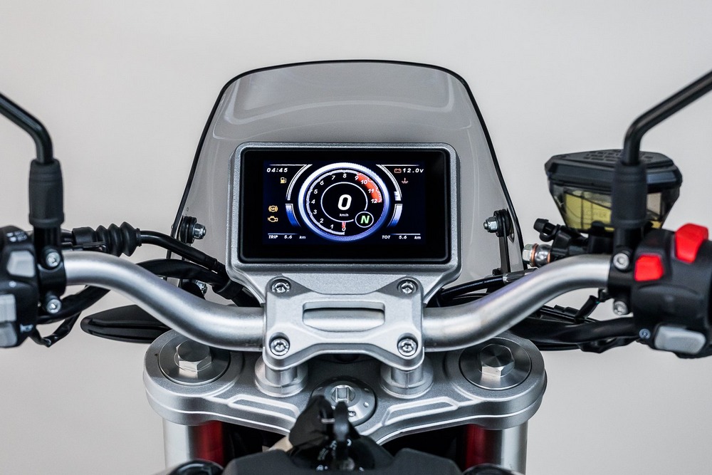 Jawa 400 Geeny naked bike motocykl do miasta na A2 5 kokpit ekran wyswietlacz