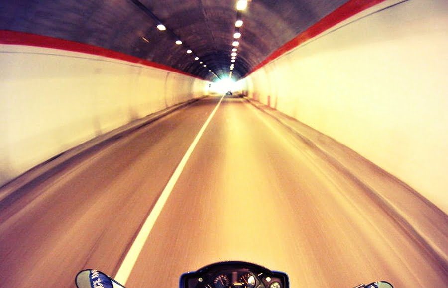 Tunel na motocyklu