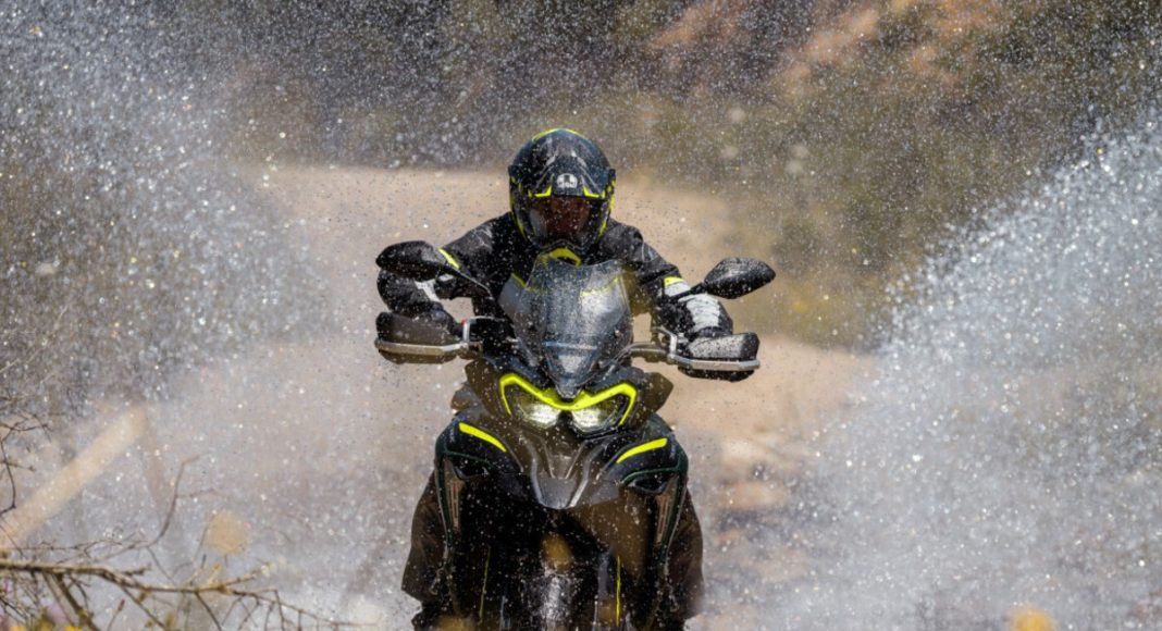 Benelli TRK 702X front woda brod offroad teren