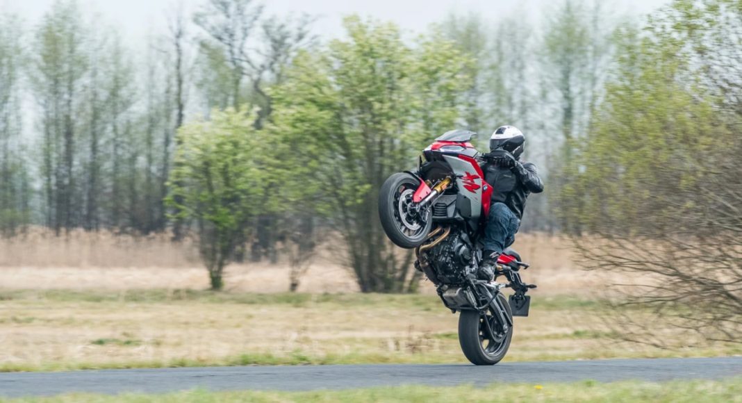 wiosna w natarciu BMW F 900 XR na jednym kole jazda na gumie