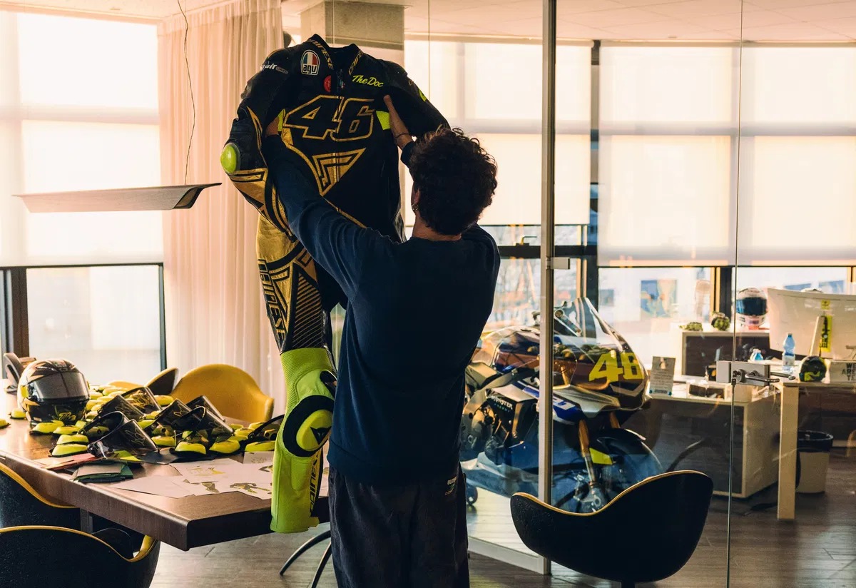Valentino Rossi 46 urodzinowy zestaw Dainese AGV 1 Valentino Rossi 46 urodzinowy zestaw Dainese AGV 1