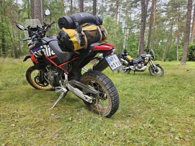 Aprilia Tuareg 660 Rally 2025 nowość test dane techniczne wady zalety por&oacute;wnanie 11