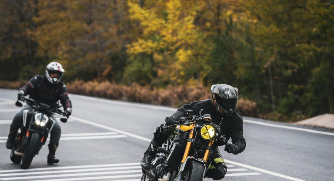 motocykle asfalt zakret hamowanie