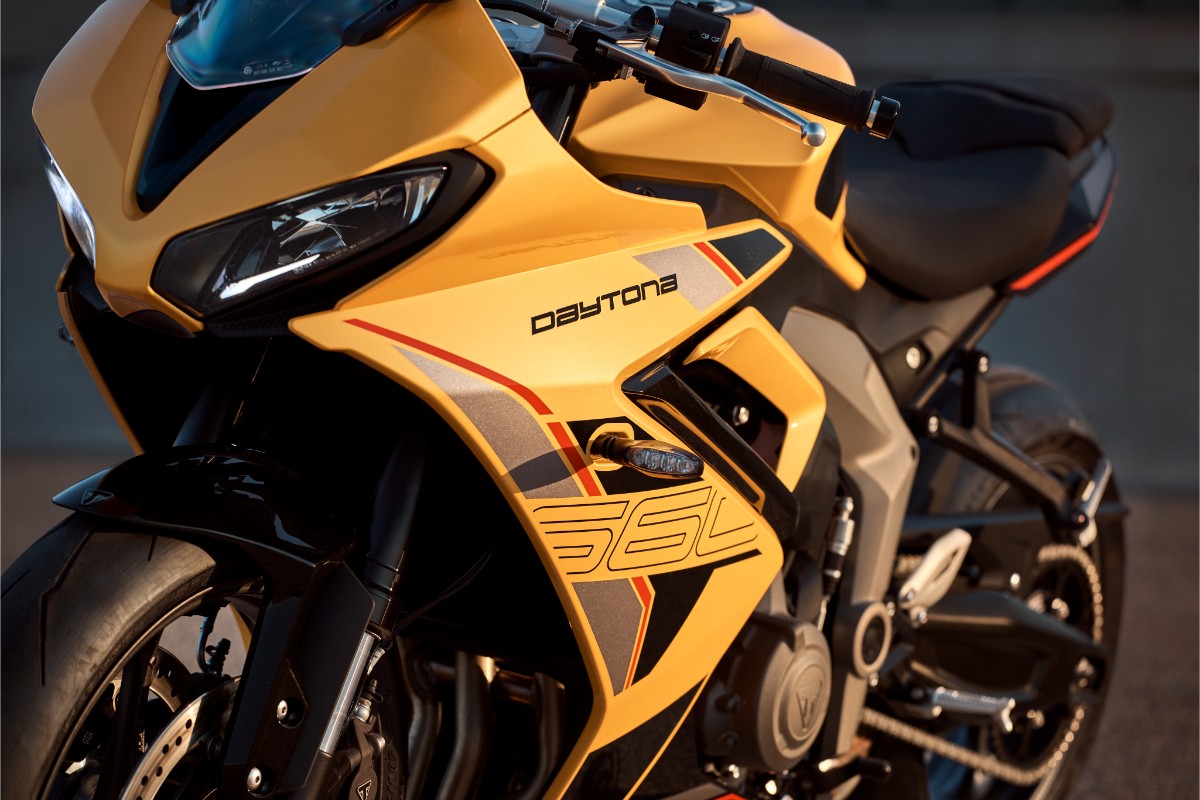 Triumph Daytona 660 2