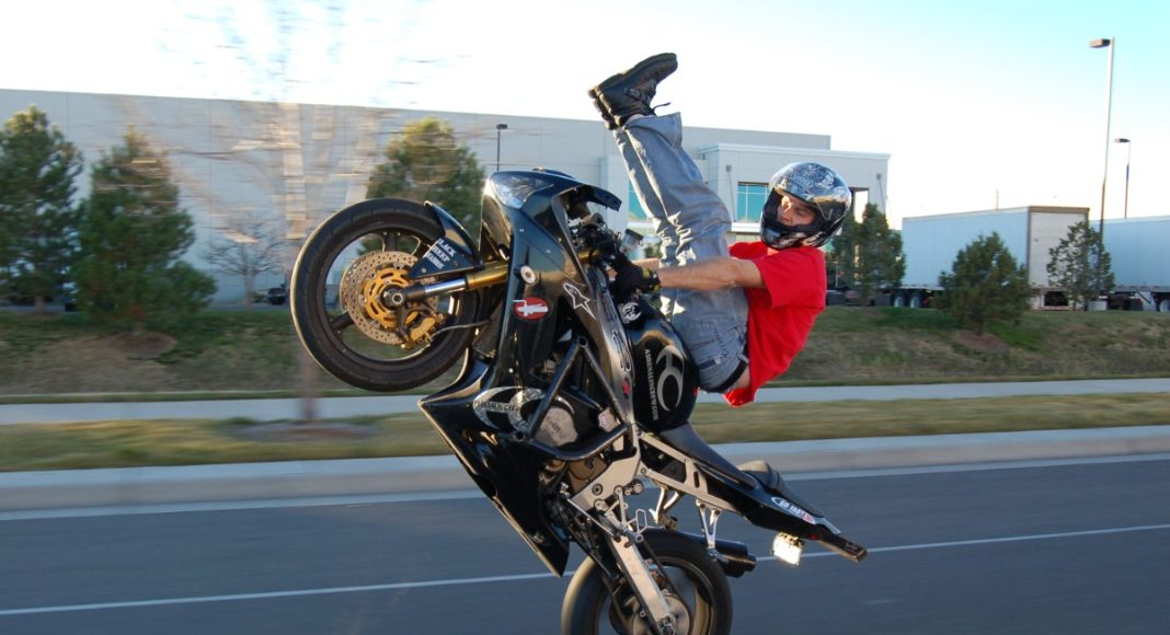 Wheelie na gumie na jednym kole