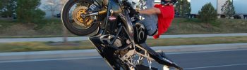 Wheelie na gumie na jednym kole
