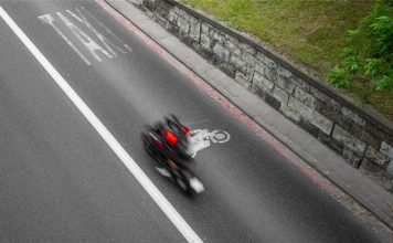 Motocykle na buspasach teraz legalne w całej Polsce, ale nie bezterminowo miasto ulica buspas motocykl ZDM Warszawa