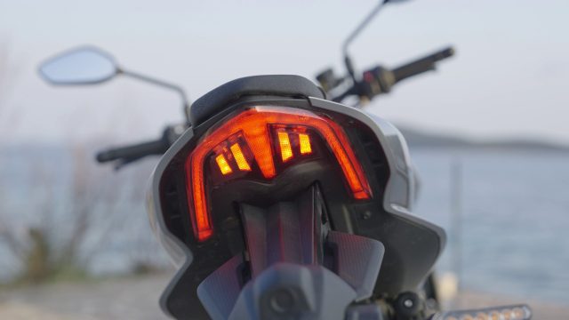 QJ Motor SRK 800 tylna lampa