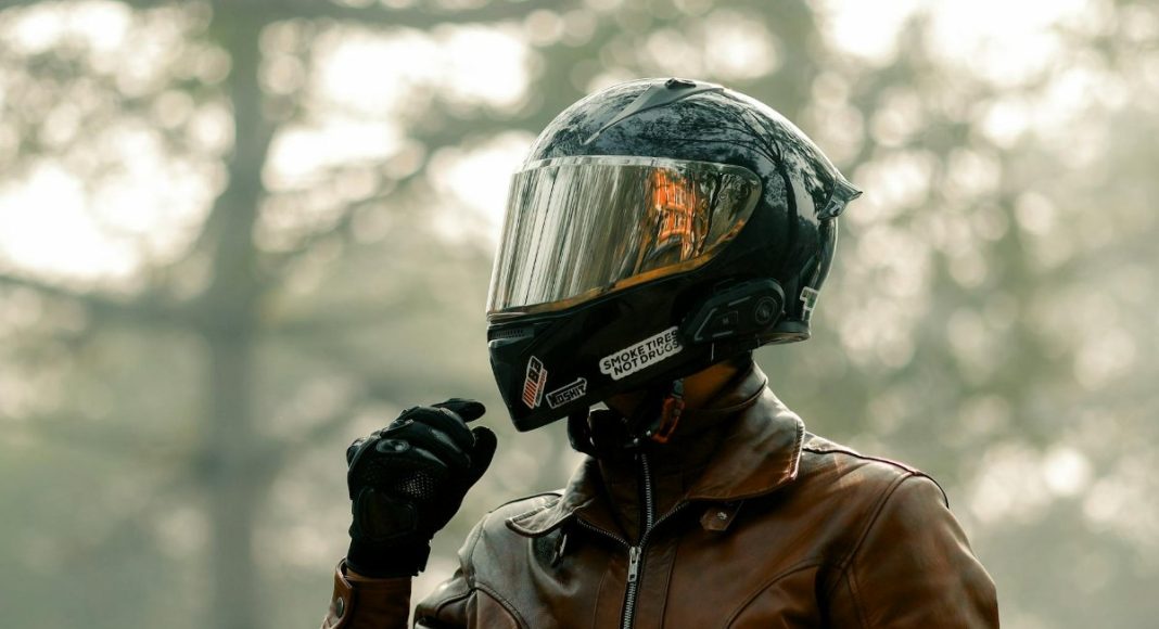 kask motocyklowy w podróży
