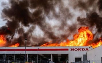 Pożar w hiszpańskim centrum Hondy. Spłonęła hala logistyczna, linie produkcyjne ocalały Pozar Honda Montesa Barcelona 2026