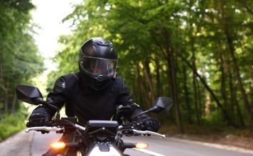 Motocyklista w martwym polu – dlaczego doświadczeni kierowcy nadal go nie zauważają? motocyklista w martwym polu dlaczego doswiadczeni kierowcy nadal go nie zauwazaja