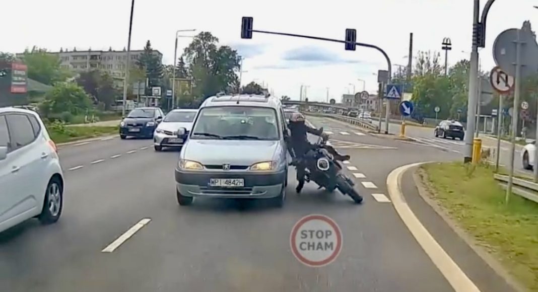 potracenie motocyklisty wypadek stop cham 2