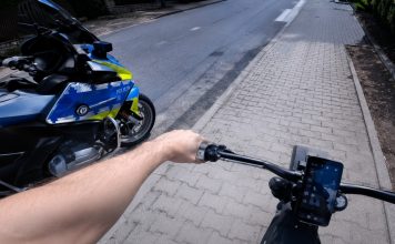 16-latek uciekał przed policją na elektrycznym motocyklu. Błagał o wybaczenie, ale usłyszał, że popełnił przestępstwo 16 latek na motocyklu ucieczka