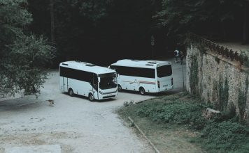 Jak zorganizować przewozy autokarowe dla większej grupy? autokary