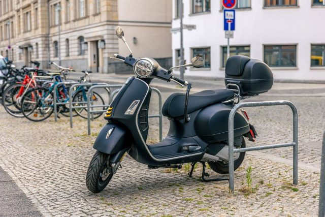 skuter zaparkowany w przestrzeni miejskiej