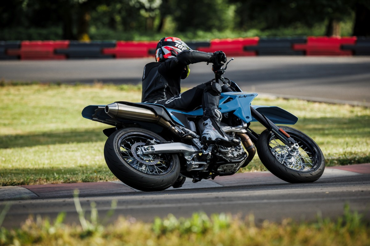 Suzuki DR Z4SM 6 Suzuki DR Z4SM 6