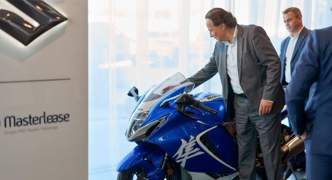 Suzuki PKO Leasing 1.png