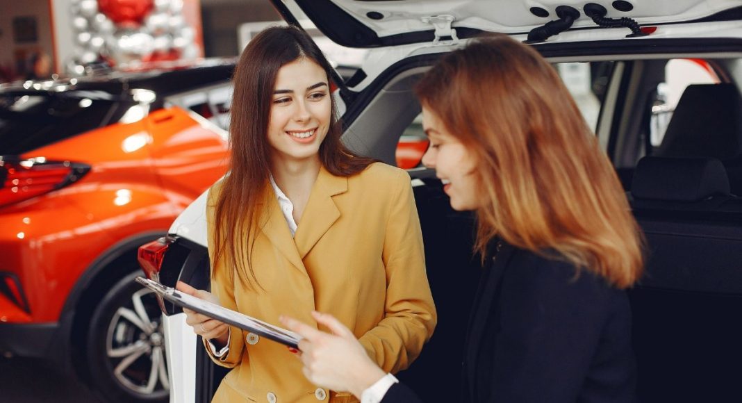 zakup samochodu salon kobiety ubezpieczenie podpis wydanie