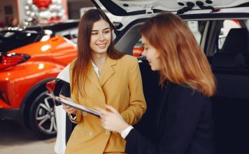 Jakie pytania warto zadać dealerowi przed zakupem samochodu? zakup samochodu salon kobiety ubezpieczenie podpis wydanie
