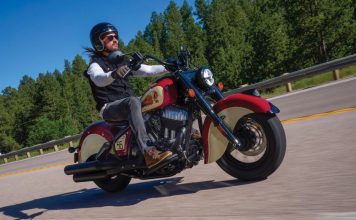 MontowniaCafé jeszcze przed otwarciem z pierwszą motocyklową premierą limitowanego Indiana Chiefa Vintage Sturgis 2026 IMC Chief Vintage Sturgis SD Edition riding 4