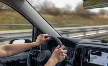 Drgania kierownicy w aucie podczas jazdy i hamowania – skąd się biorą? drgania kierownicy podczas jazdy i hamowania